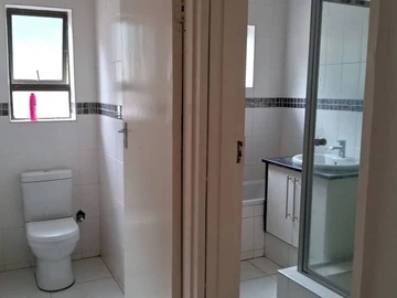 Spacious Accommodation with Garden & Modern Amenities in Gletwin Park
